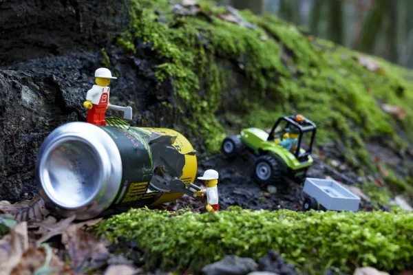 Un geste Lego-responsable. Série en nature avec les minifigures Lego.