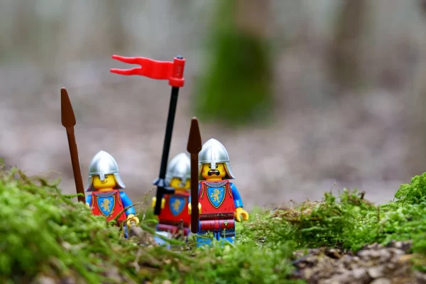 Malbrough s'en va-t-en guerre. Série en nature avec les minifigures Lego.