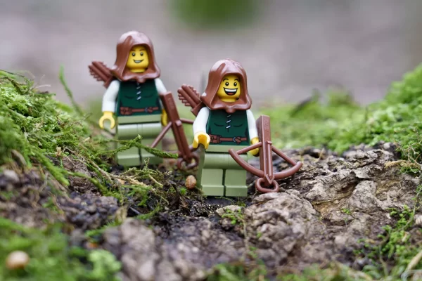 Les Joyeux compagnons. Série en nature avec les minifigures Lego.