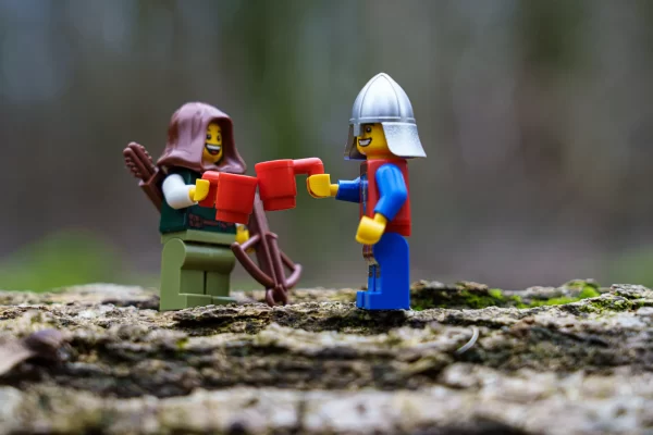 Série en nature avec les minifigures Lego.