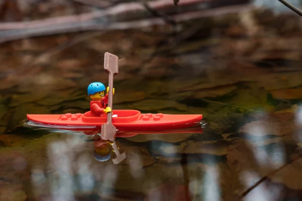 Série en nature avec les minifigures Lego.